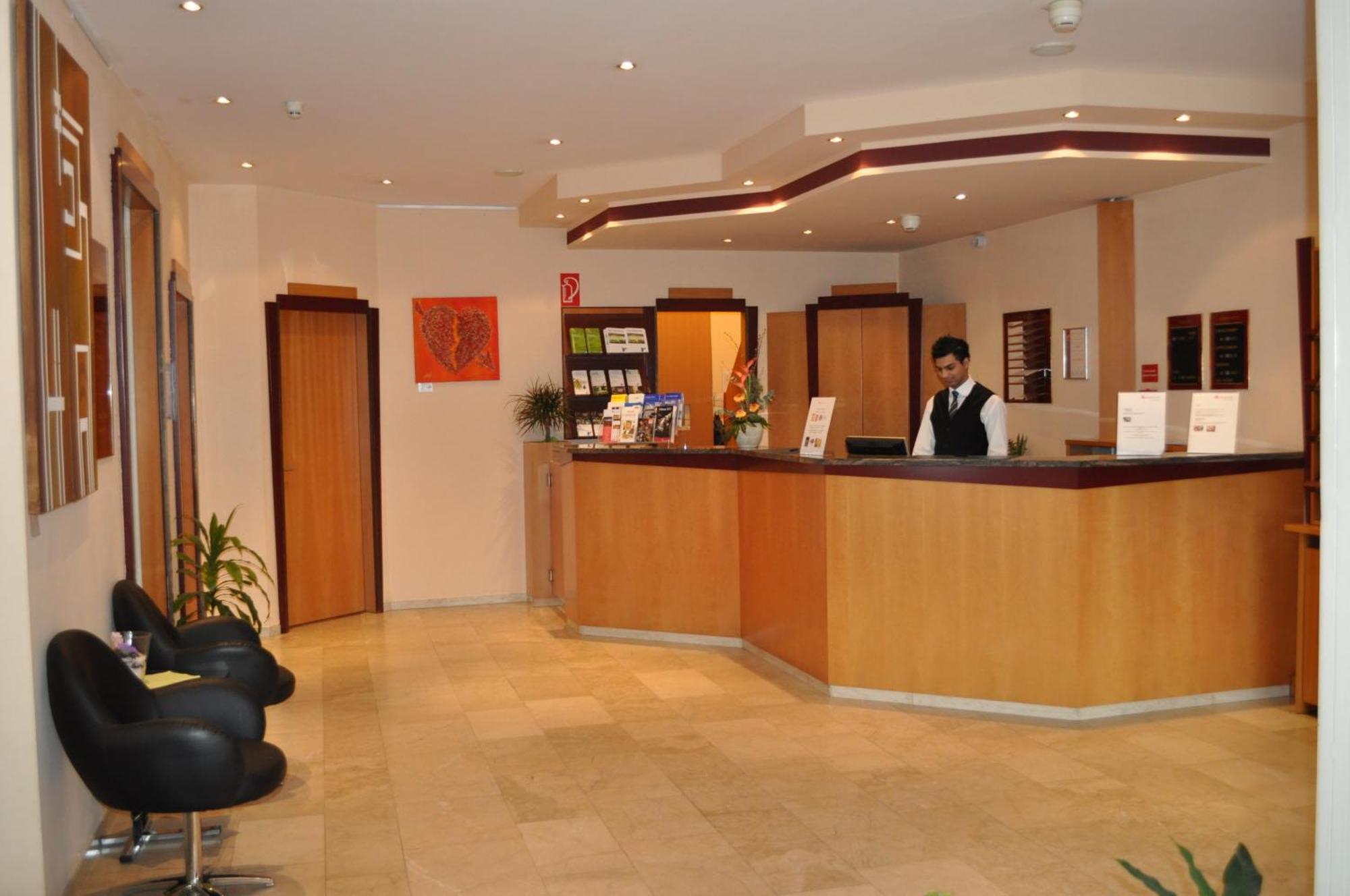 吕塞尔斯海姆机场旅行酒店 外观 照片